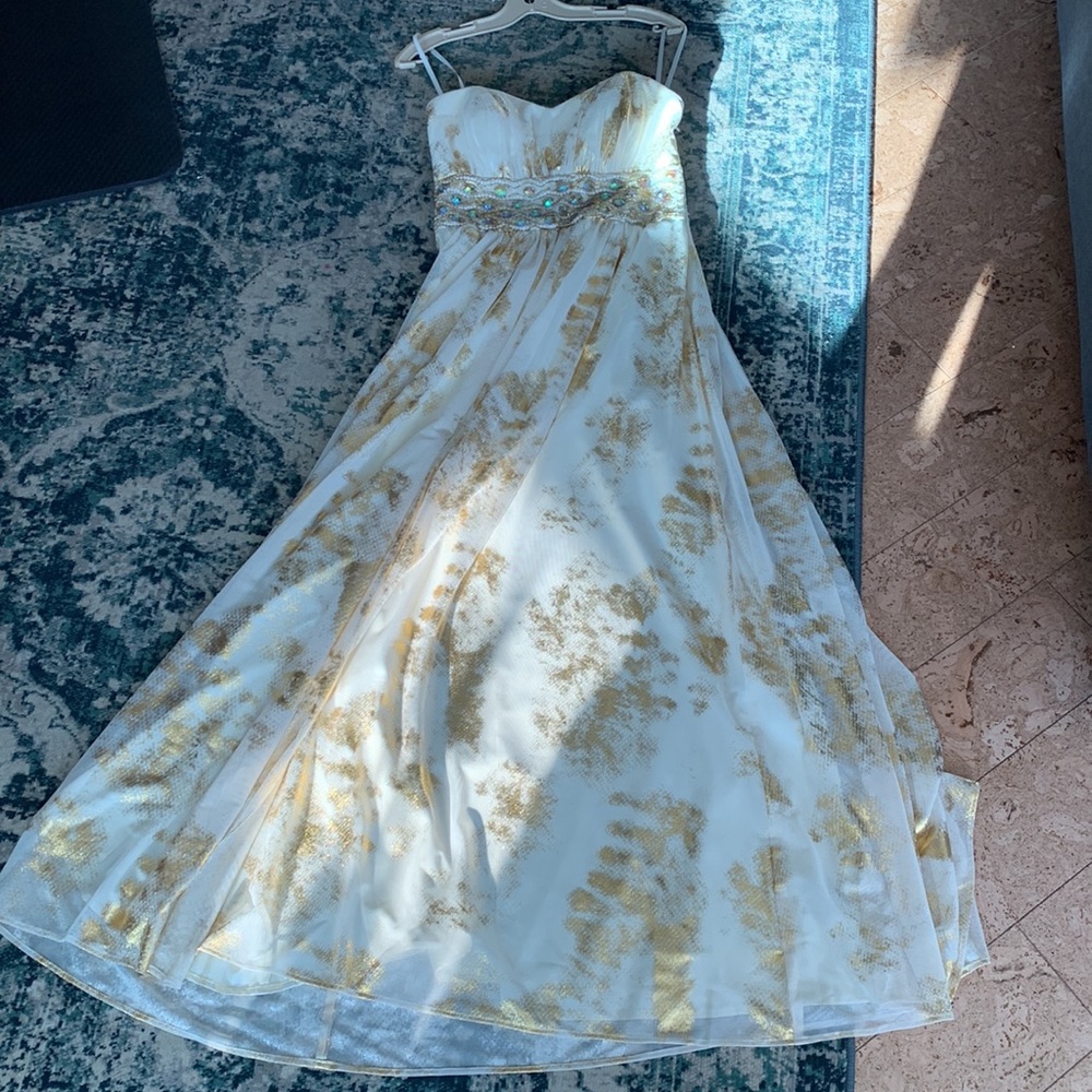 Gold Strapless Grad/wedding gown - Picture 4 of 7